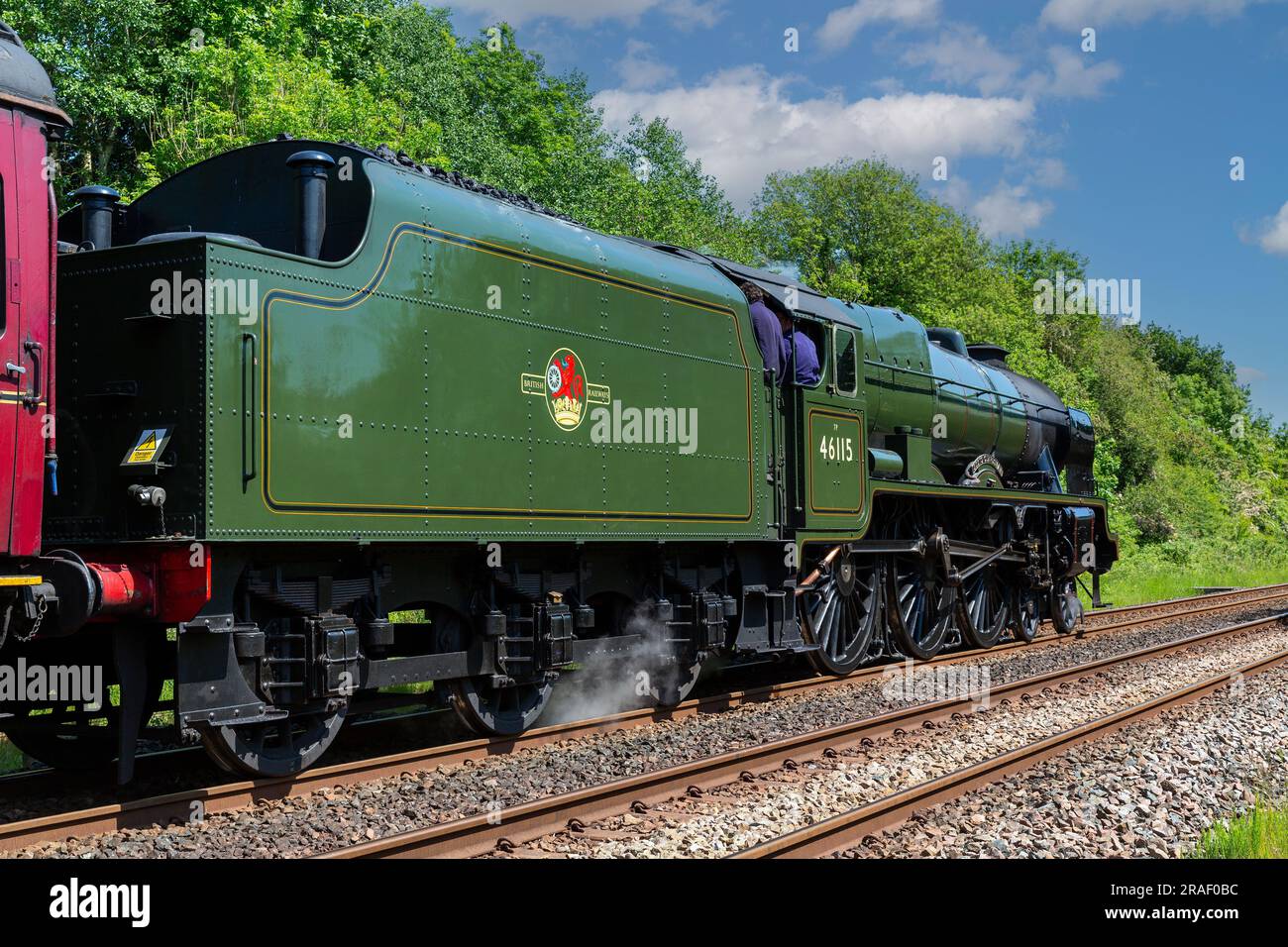 Treno a vapore LMS Royal Scot Class 6115 Scots Guardsman visto correre sulla Carlisle principale per stabilirsi. Vapore e fumo creano un'atmosfera. Foto Stock