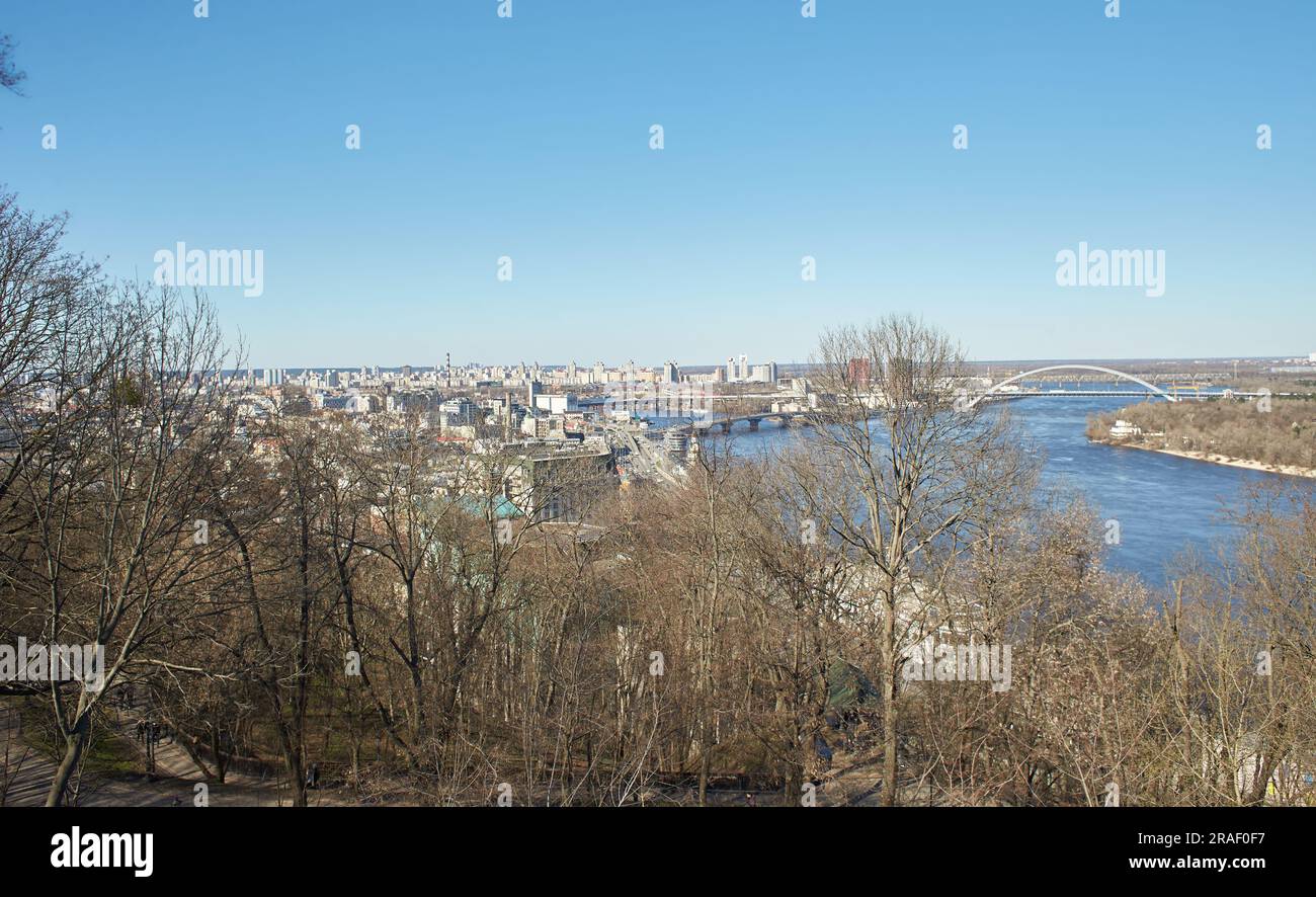 Kiev, Ucraina-03.30.2023: Vista dall'alto della città di Kiev dal ponte pedonale e ciclabile che attraversa la discesa di Saint Volodymyr a Kiev, Ucraina Foto Stock