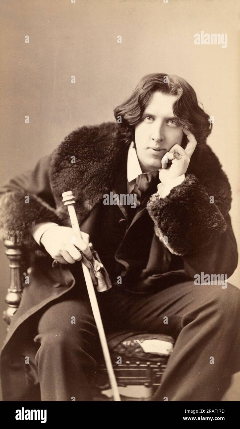 Oscar Fingal o'Flahertie Wills Wilde (16 ottobre 1854 - 30 novembre 1900), scrittore irlandese. Lirico, romanziere, drammaturgo e critico, divenne uno degli scrittori più conosciuti e allo stesso tempo più controversi della Gran Bretagna Vittoriana, riproduzione storica e restaurata digitalmente da un originale del 19th ° secolo / Oscar Fingal o’Flahertie Wills Wilde (16. Oktober 1854 - 30. Novembre 1900), ein irischer Schriftsteller. Als Lyriker, Romanautor, Dramatiker und Kritiker wurde er zu einem der bekanntesten und gleichzeitig umstrittensten Schriftsteller im viktorianischen Großbritannien, Historiisch, Foto Stock