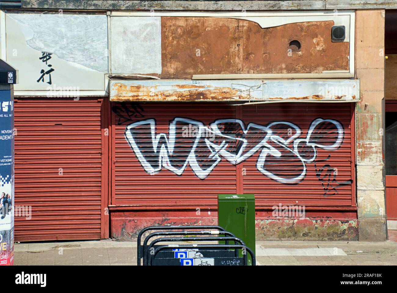 Negozio vuoto fatiscente, in via principale, Glasgow, Scozia, Regno Unito Foto Stock