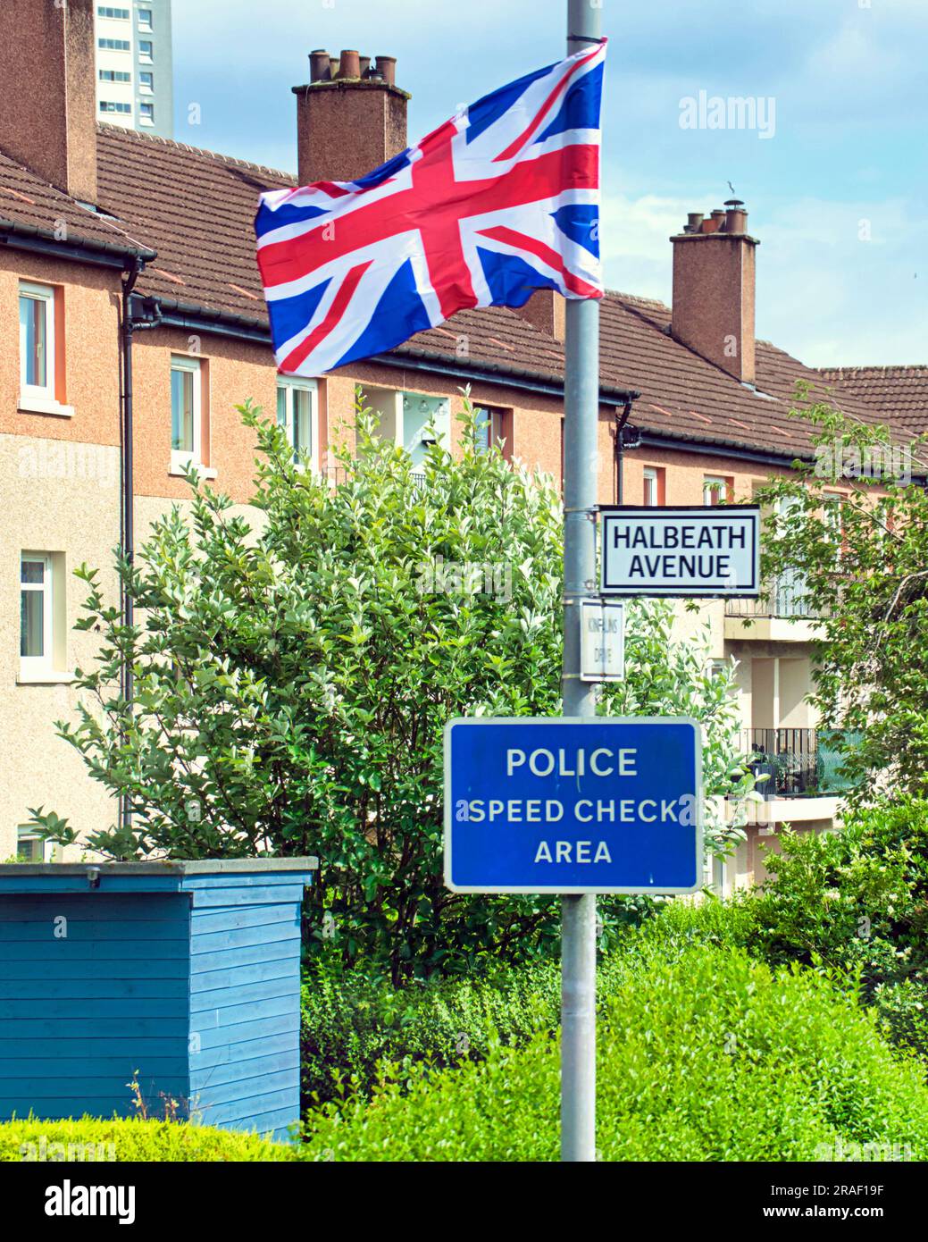 Area di controllo della velocità della polizia bandiera dell'unione Halbeath avenue drumchapel Glasgow, Scozia, Regno Unito Foto Stock