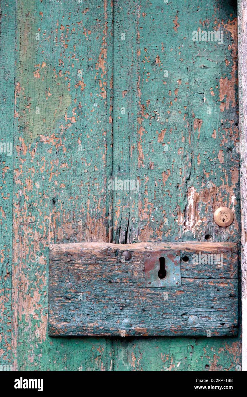 Porta in legno con agenti atmosferici, verniciata, venatura di legno conservata e texture rustica, con serratura a botte appena montata, Amalfi, Italia. Foto Stock