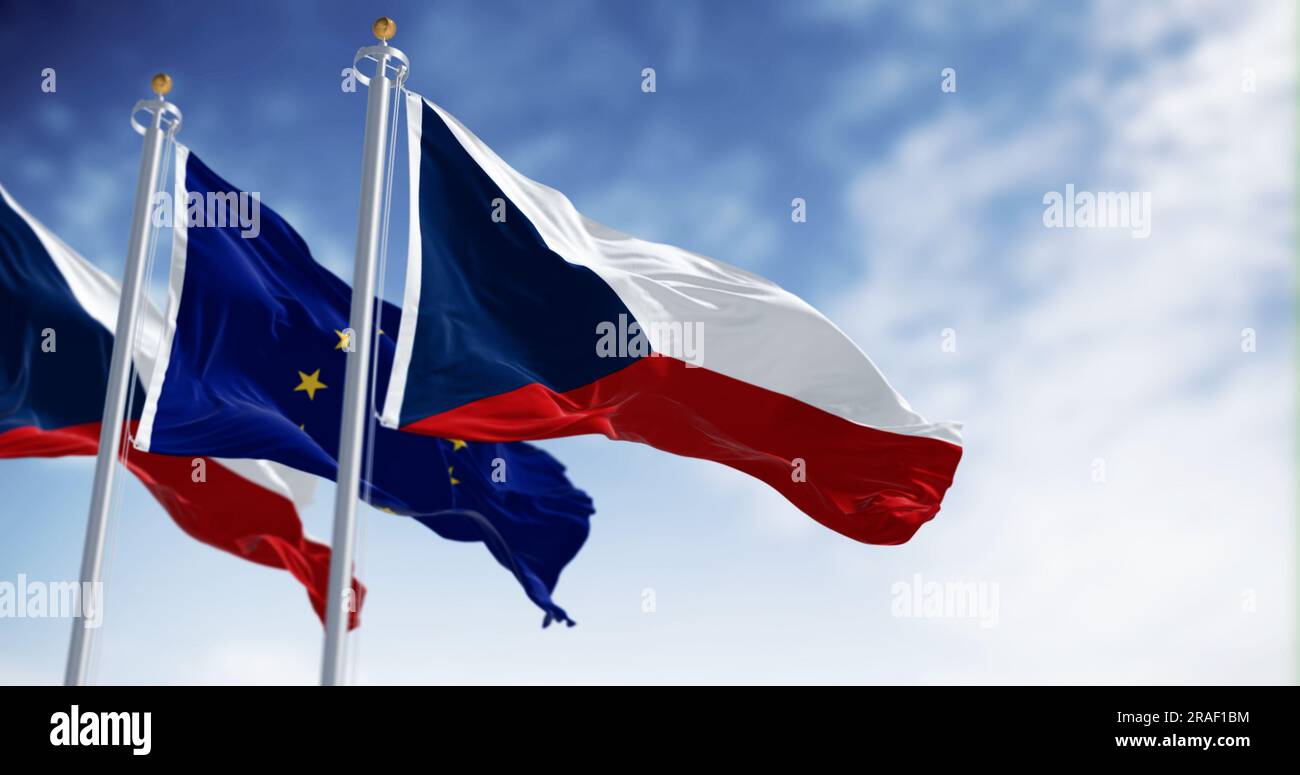 Le bandiere della Repubblica ceca e dell'Unione europea si ondeggiano con grazia nel vento in una giornata di sole. Unità simbolica, patriottismo e cooperazione europea. 3d illustrat Foto Stock
