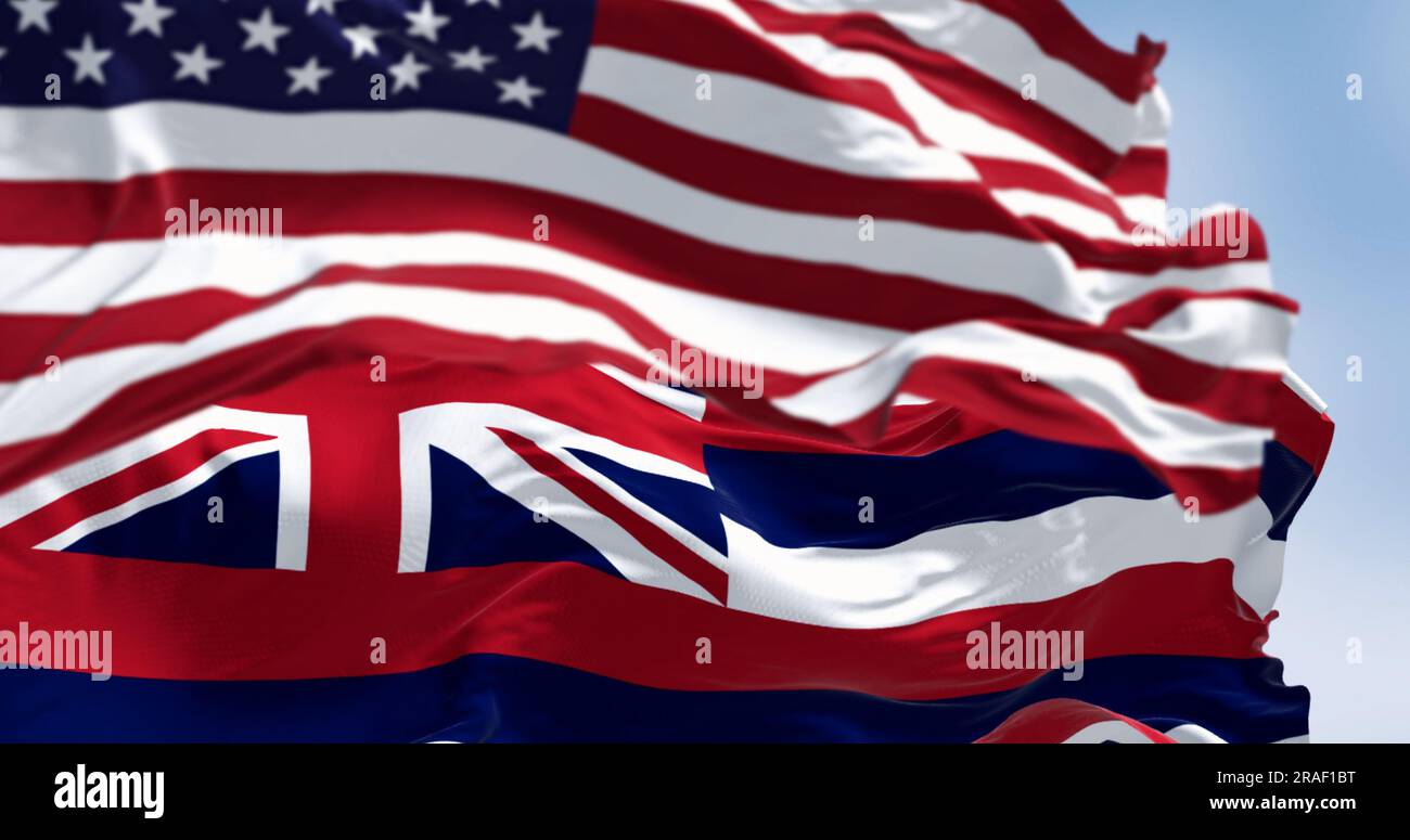 La bandiera di stato delle Hawaii sventola con la bandiera nazionale degli Stati Uniti d'America in una giornata limpida. 3d rappresentazione dell'illustrazione. Tessuto svolazzante. Selezione f Foto Stock
