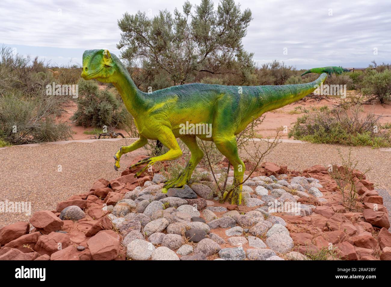 Un modello di dinosauro ricostruito presso il Triassic Trail nel Parco Nazionale di Talampaya, Argentina. Foto Stock