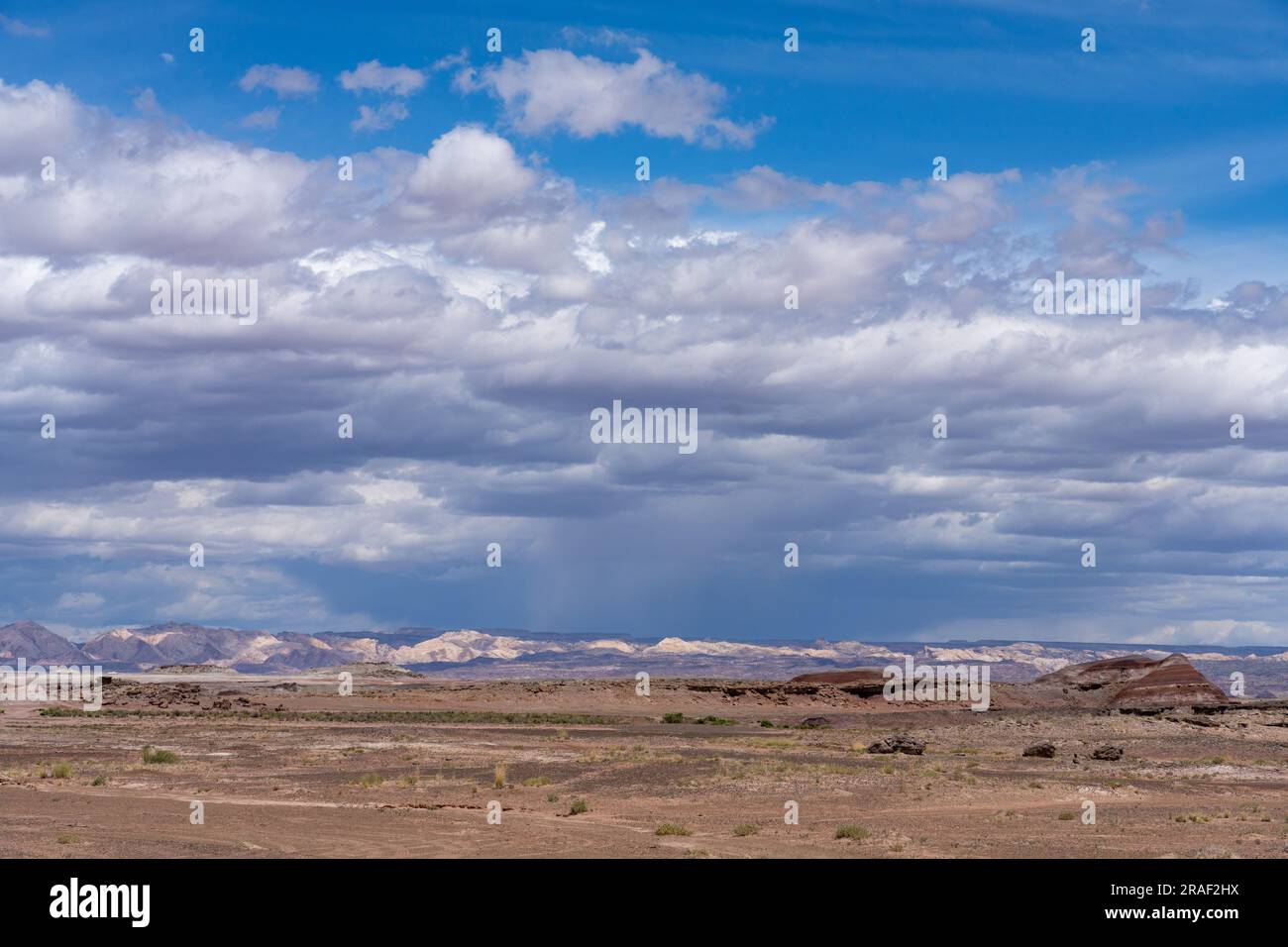 Riflettori puntati sulla barriera corallina di San Rafael con una tempesta sulla baia di San Rafael nei pressi di Hanksville, Utah. Foto Stock