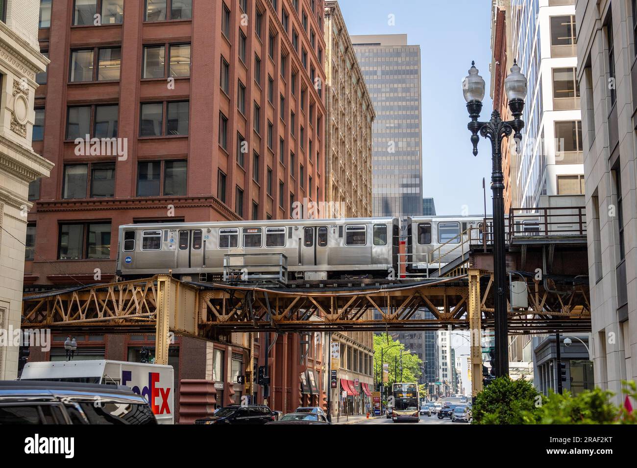 Treno sopraelevato della linea blu Chicago 'l'' che passa sopra Una Chicago Street, Chicago Transit Authority Foto Stock
