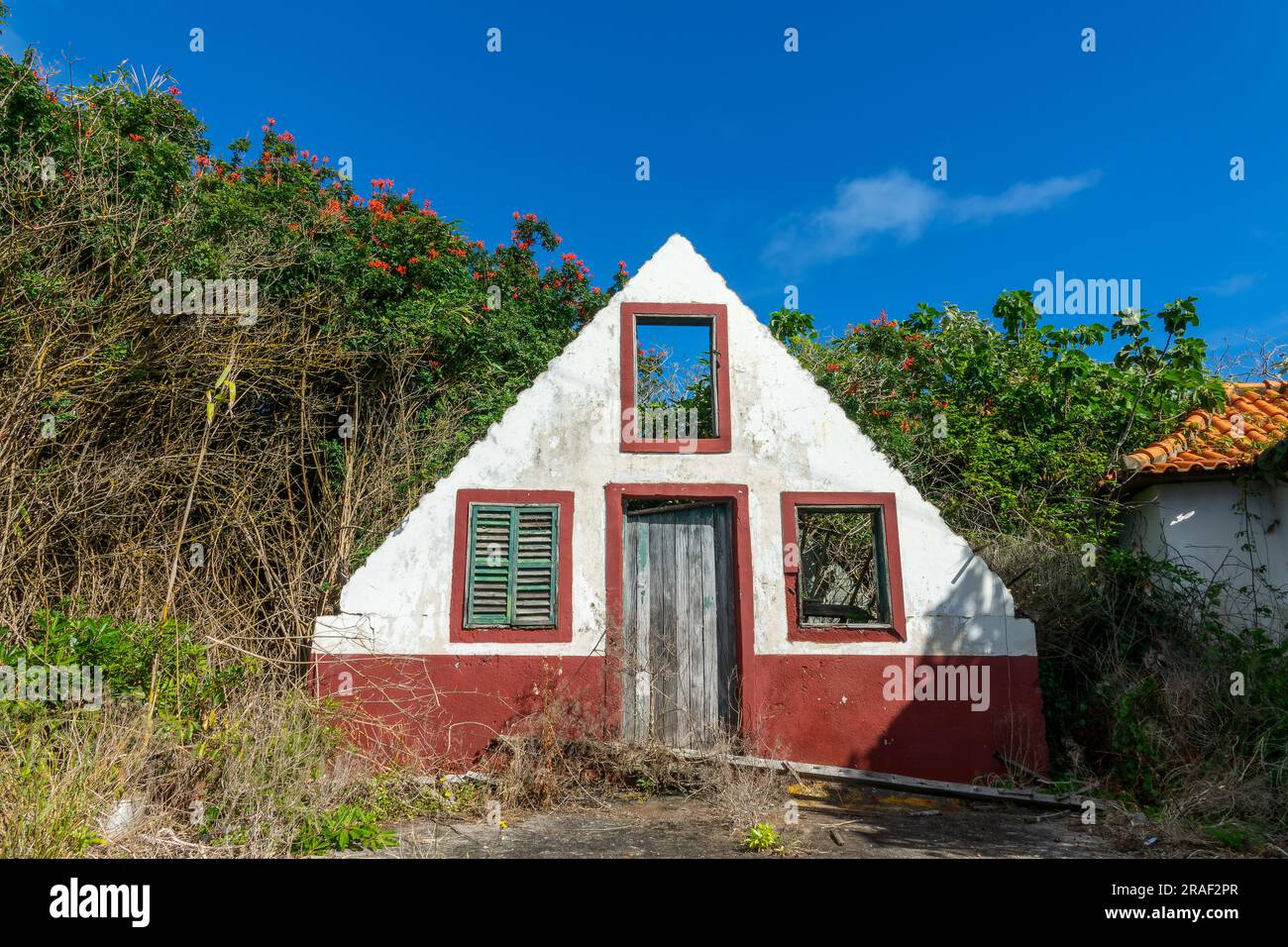 Rovine di una tradizionale casa triangolare di madeira nell'isola di Madeira, Portogallo Foto Stock