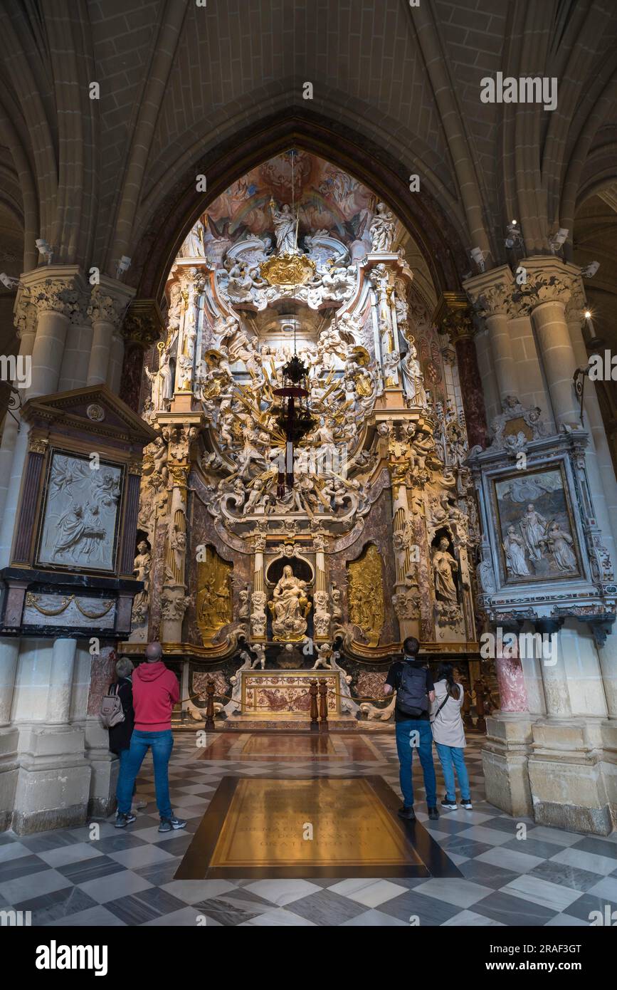 Transparente Toledo, veduta delle persone che si trovano nell'enorme ambulatorio a volta della cattedrale di Toledo che guarda la pala d'altare di El Transparente, Spagna Foto Stock