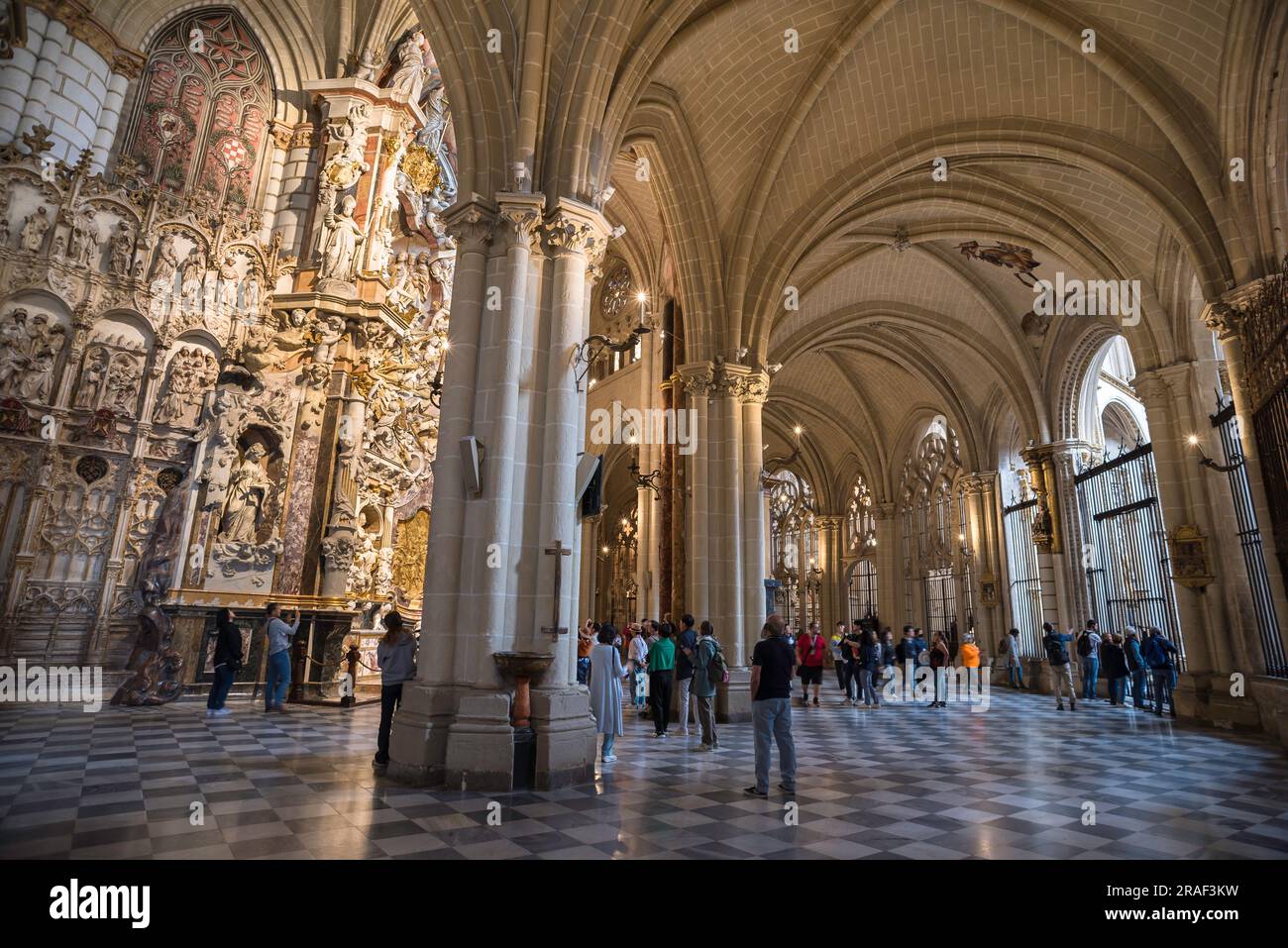 All'interno della cattedrale di Toledo, vista delle persone che si trovano nell'enorme ambulatorio a volta della cattedrale di Toledo che guarda la pala d'altare di El Transparente, Spagna Foto Stock