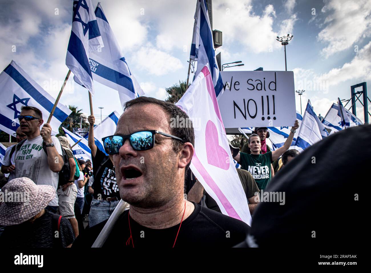 Un manifestante canta slogan durante la manifestazione fuori dal porto marittimo di Haifa. Promettendo di andare avanti con una giornata di proteste pianificate nonostante Israele lanci una grande operazione militare nella città della Cisgiordania di Jenin, i manifestanti contro lo sforzo del governo di rivedere il sistema giudiziario hanno bloccato l'accesso al porto di Haifa, dato che decine di raduni si sono svolti anche all'estero. (Foto di Eyal Warshavsky / SOPA Images/Sipa USA) Foto Stock