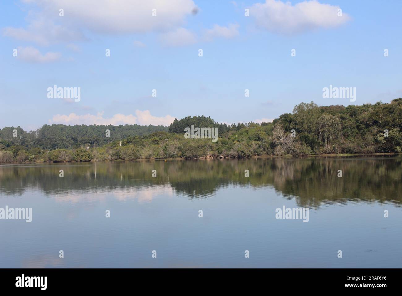 Bellissime immagini di una piccola diga all'interno di São Paolo, con una foresta autoctona preservata (foresta atlantica) Foto Stock