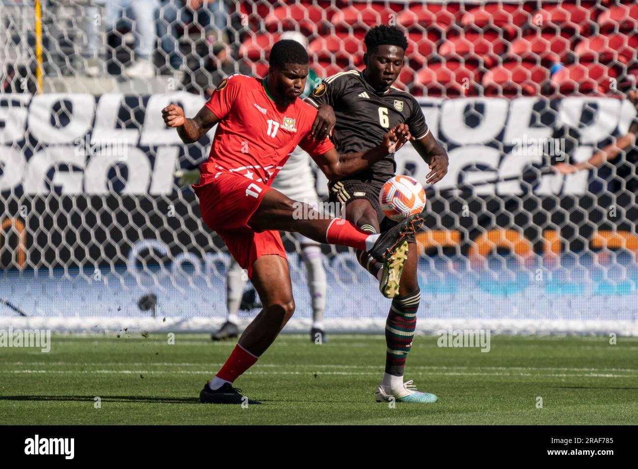Saint Kitts e Nevis, l'attaccante Rowan Liburd (17) conquista possesso contro il difensore giamaicano di Shon Bernard (6) durante una partita di Gold Cup, domenica 2 luglio, Foto Stock