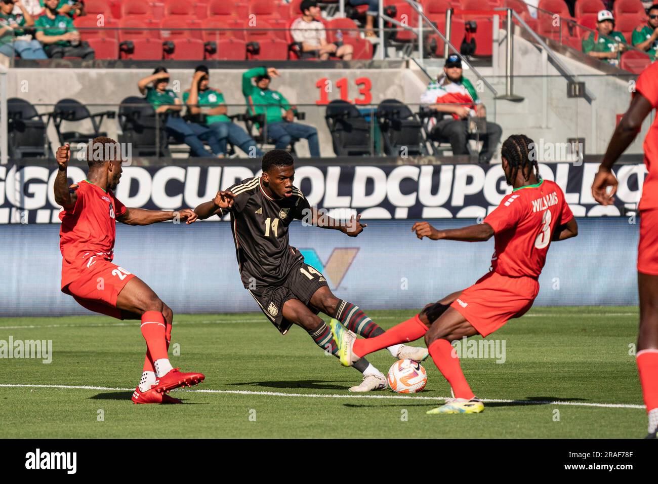 L'attaccante giamaicano Dujuan Richards (14) è difeso da Saint Kitts e Nevis Raheem Hanley (20) e dal centrocampista Yohannes Mitchum (8) durante un Gol Foto Stock
