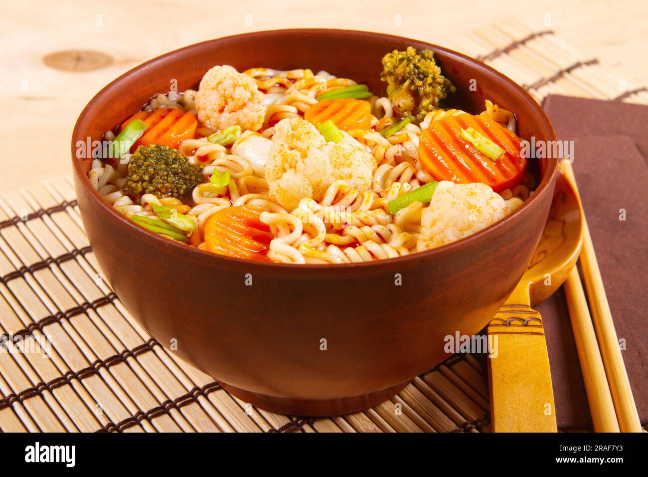 Ciotola di argilla con pasto vegetariano. Veg Noodles Foto Stock