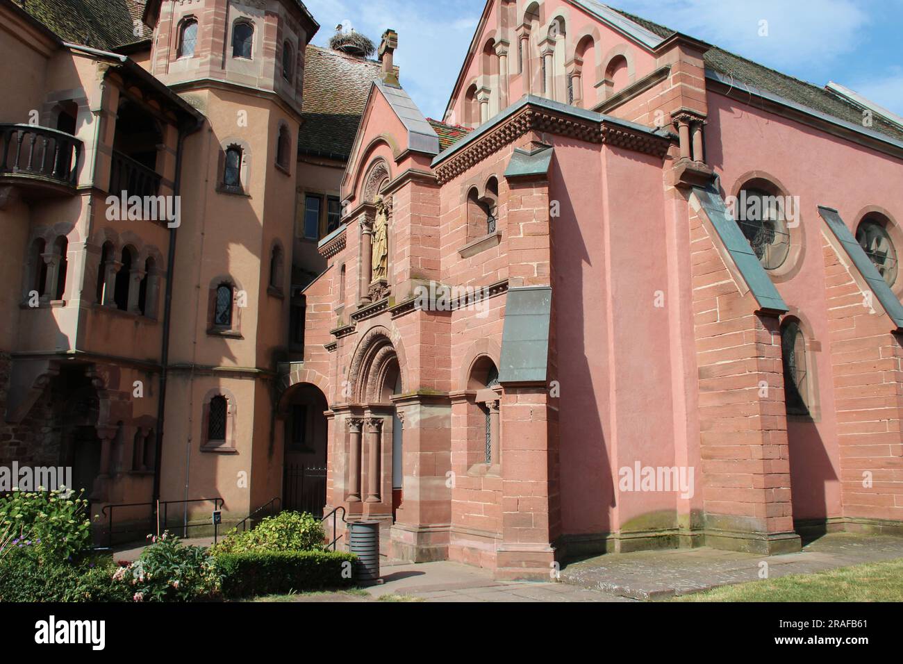 Castello di saint-leon-pfalz e cappella di saint-leon IX a eguisheim in alsazia (francia) Foto Stock