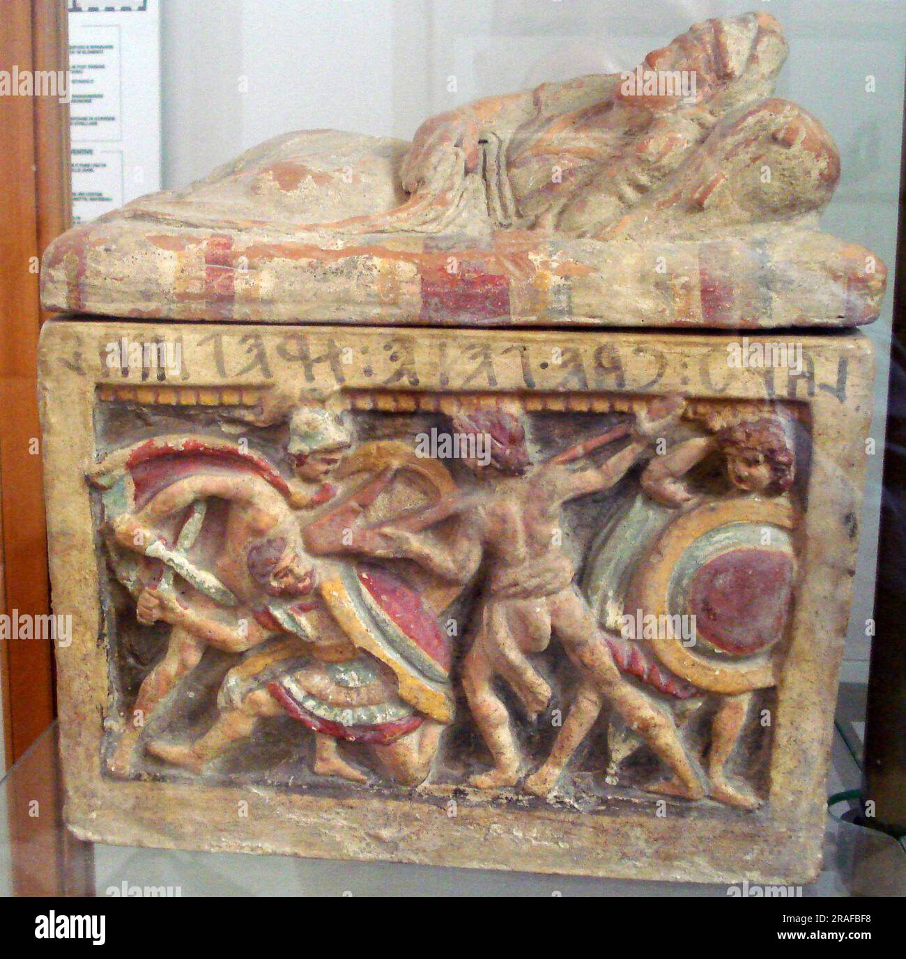 Urna Cineraria etrusca in terracotta, che mostra una scena di lotta intorno all'Ara 150 a.C. dalla pittura e scultura greca antica Foto Stock