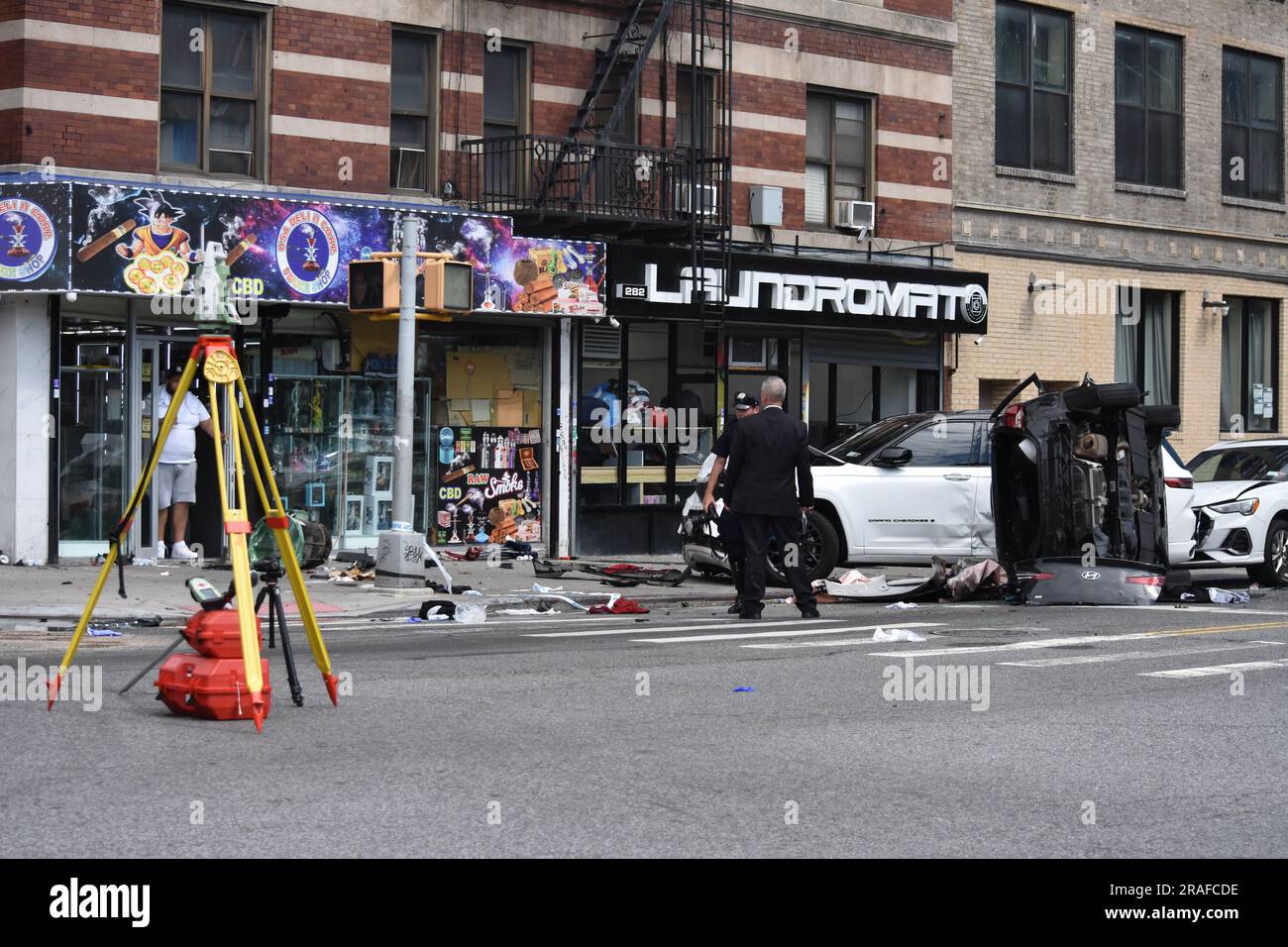 Le autorità hanno visto indagare sulla scena del crimine. Due persone sono rimaste uccise e altre quattro ferite in un incidente a Washington Heights che potrebbe aver coinvolto un veicolo rubato. E' successo intorno alle 6:45 Lunedì presso Audubon Avenue e West 179th Street. Una Hyundai Elantra, che la polizia crede sia stata rubata alla fine di giugno, stava viaggiando verso nord su Audubon quando si scontrò con una Jeep che andava a ovest il 179. Cinque persone erano nell'Elantra all'epoca. Due di loro sono stati dichiarati morti a New York Presbyterian-Columbia. Una terza persona era in condizioni critiche nello stesso ospedale. Altri due nell'Hy Foto Stock