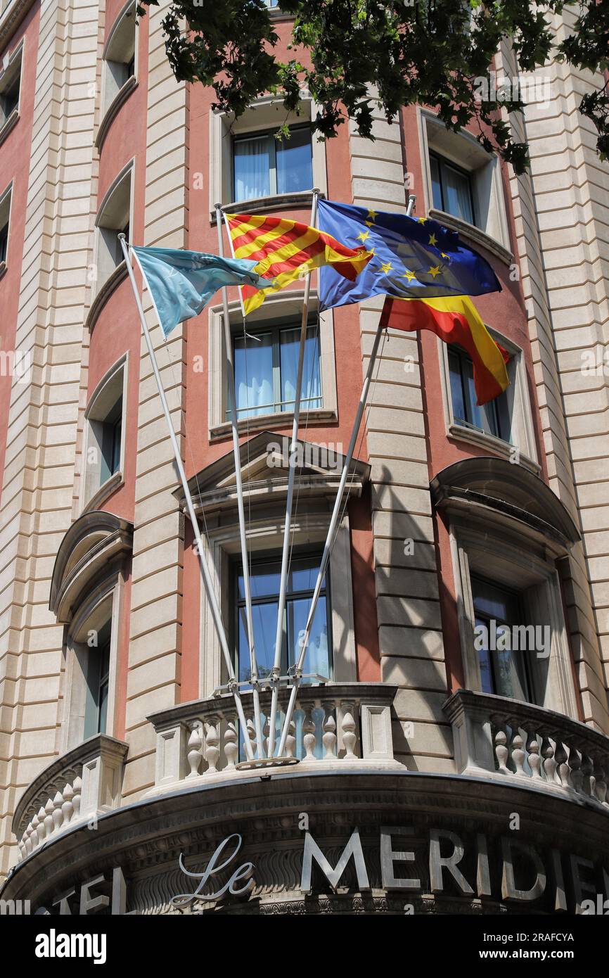 Barcellona, Spagna, dettaglio delle bandiere sull'edificio pubblico sulla Rambla, luogo turistico Foto Stock