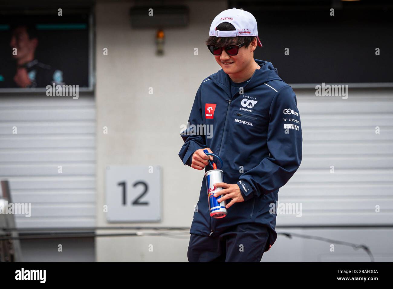 Spielberg, Austria, 02/07/2023, Yuki Tsunoda pilota giapponese della Scuderia AlphaTauri visto durante la parata dei piloti davanti al Gran Premio di F1 austriaco. Max Verstappen ha vinto tutto il possibile durante il Gran Premio di F1 austriaco. Ha preso la pole position durante la sessione di qualificazione di venerdì, ha preso la pole durante lo Sprint Shootout, ha vinto la gara di Sprint e ha concluso il weekend al Red Bull Ring con una comoda vittoria davanti al pilota monegasco della Ferrari Charles Leclerc. Il compagno di squadra messicano Sergio Perez di Verstappen si è piazzato terzo dopo un notevole pilota dal 15° posto sulla griglia di partenza. Foto Stock