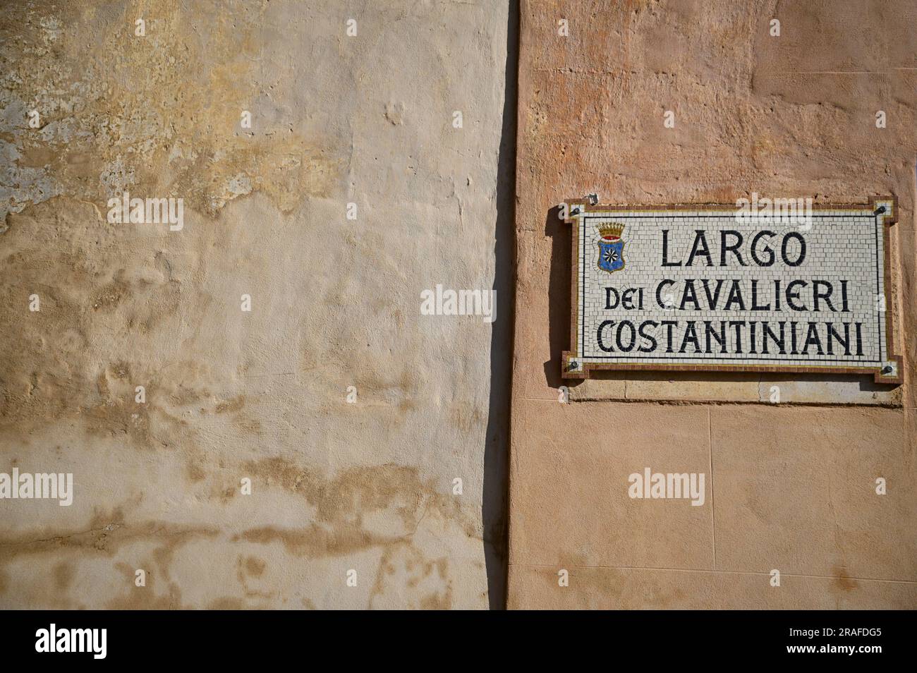 Cartello stradale a mosaico realizzato a mano su una parete in stucco di terracotta a Monreale, Sicilia, Italia. Foto Stock