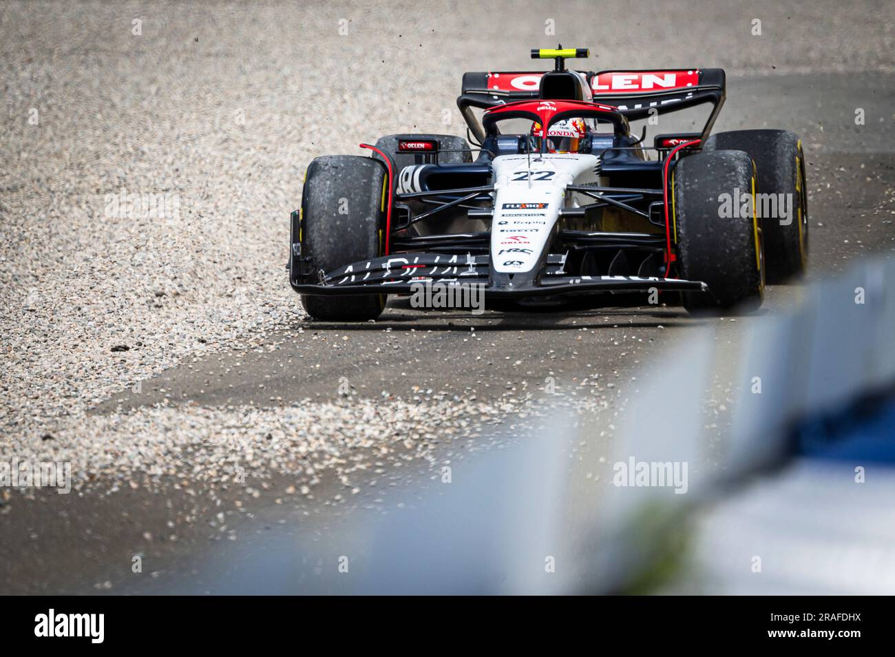 Spielberg, Austria, 02/07/2023, il pilota giapponese della Scuderia AlphaTauri Yuki Tsunoda esce dalla ghiaia durante la gara austriaca del Gran Premio di F1. Max Verstappen ha vinto tutto il possibile durante il Gran Premio di F1 austriaco. Ha preso la pole position durante la sessione di qualificazione di venerdì, ha preso la pole durante lo Sprint Shootout, ha vinto la gara di Sprint e ha concluso il weekend al Red Bull Ring con una comoda vittoria davanti al pilota monegasco della Ferrari Charles Leclerc. Il compagno di squadra messicano Sergio Perez di Verstappen si è piazzato terzo dopo un notevole pilota dal 15° posto sulla griglia di partenza. Foto Stock