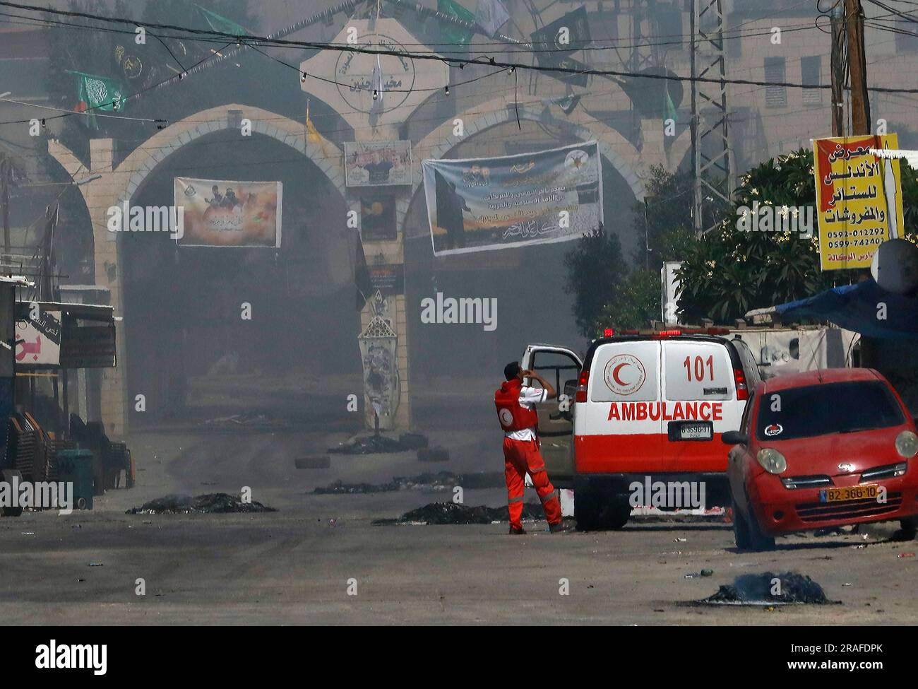 Jenin, territorio palestinese occupato. 3 luglio 2023. Un'ambulanza attende l'autorizzazione per trasportare i feriti durante un'operazione militare israeliana nel campo profughi di Jenin nella Cisgiordania occupata, il 3 luglio 2023. Almeno 9 palestinesi sono stati uccisi e altre due dozzine feriti in un raid dell'esercito israeliano nel campo profughi di Jenin nella Cisgiordania occupata, ha detto lunedì il ministero della salute palestinese. Foto di STR/UPI. Crediti: UPI/Alamy Live News Foto Stock