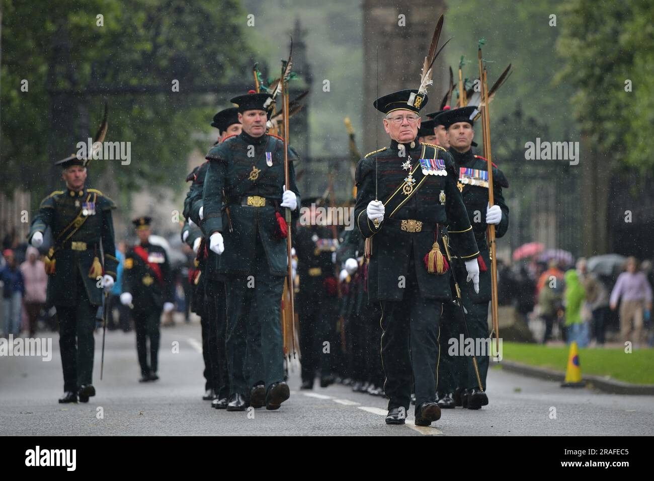 Edinburgh Scotland, UK 03 luglio 2023. La compagnia reale degli arcieri fuori dal Palazzo di Holyrood dopo la cerimonia delle chiavi. credit sst/alamy live news Foto Stock