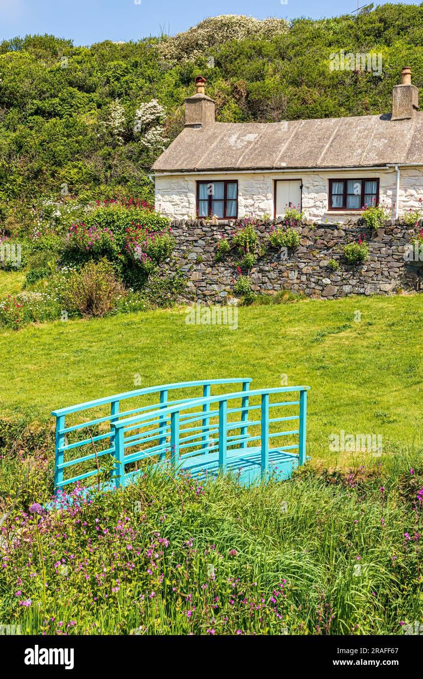 Un piccolo cottage accanto a un torrente sul Pembrokeshire Coast Path National Trail a Trefin (Trevine) nel Pembrokeshire Coast National Park, Galles, Regno Unito Foto Stock