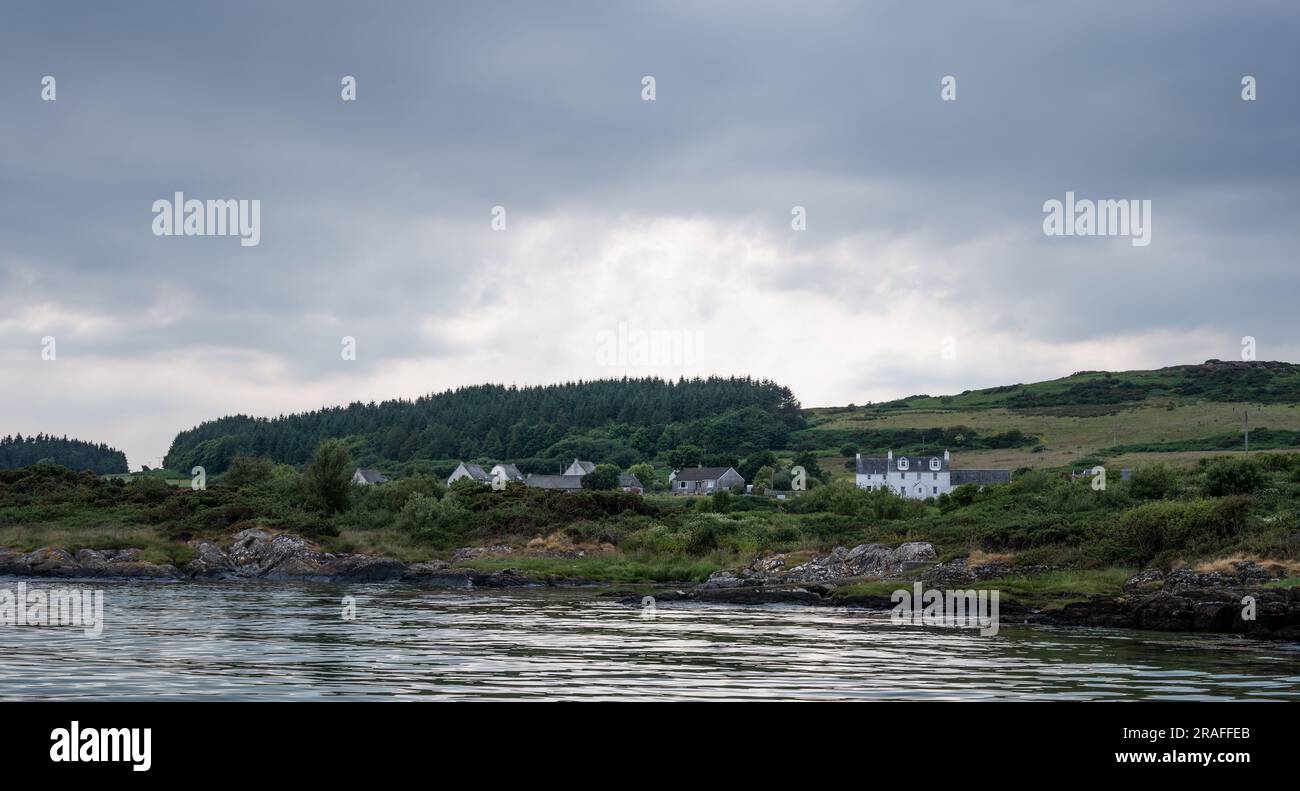 Isola di Gigha, sulla costa occidentale della Scozia. Hotel del villaggio catturato dall'acqua. Foto Stock