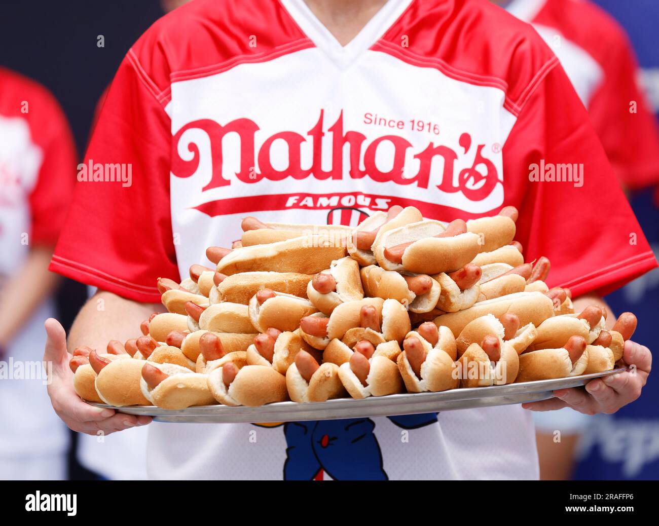 New York, Stati Uniti. 3 luglio 2023. Il campione del 2022 Joey Chestnut tiene un vassoio di hot dog al 107° Nathan's Famous Fourth of July International Hot Dog Eating Contest la cerimonia di pesatura lunedì 3 luglio 2023 a New York City. Foto di John Angelillo/UPI Credit: UPI/Alamy Live News Foto Stock