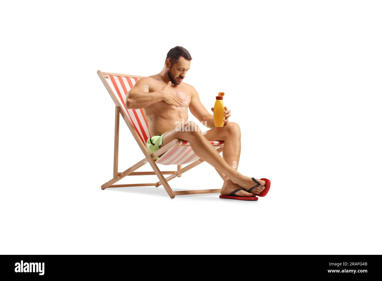 Uomo seduto su una sedia a sdraio e che indossa crema solare isolata su sfondo bianco Foto Stock