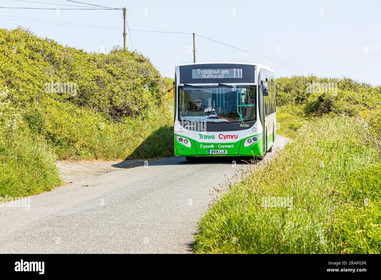 Il servizio di autobus TrawsCymru T11 da St Davids a Haverfordwest a Trefin (Trevine) nel Pembrokeshire Coast National Park, Galles, Regno Unito Foto Stock