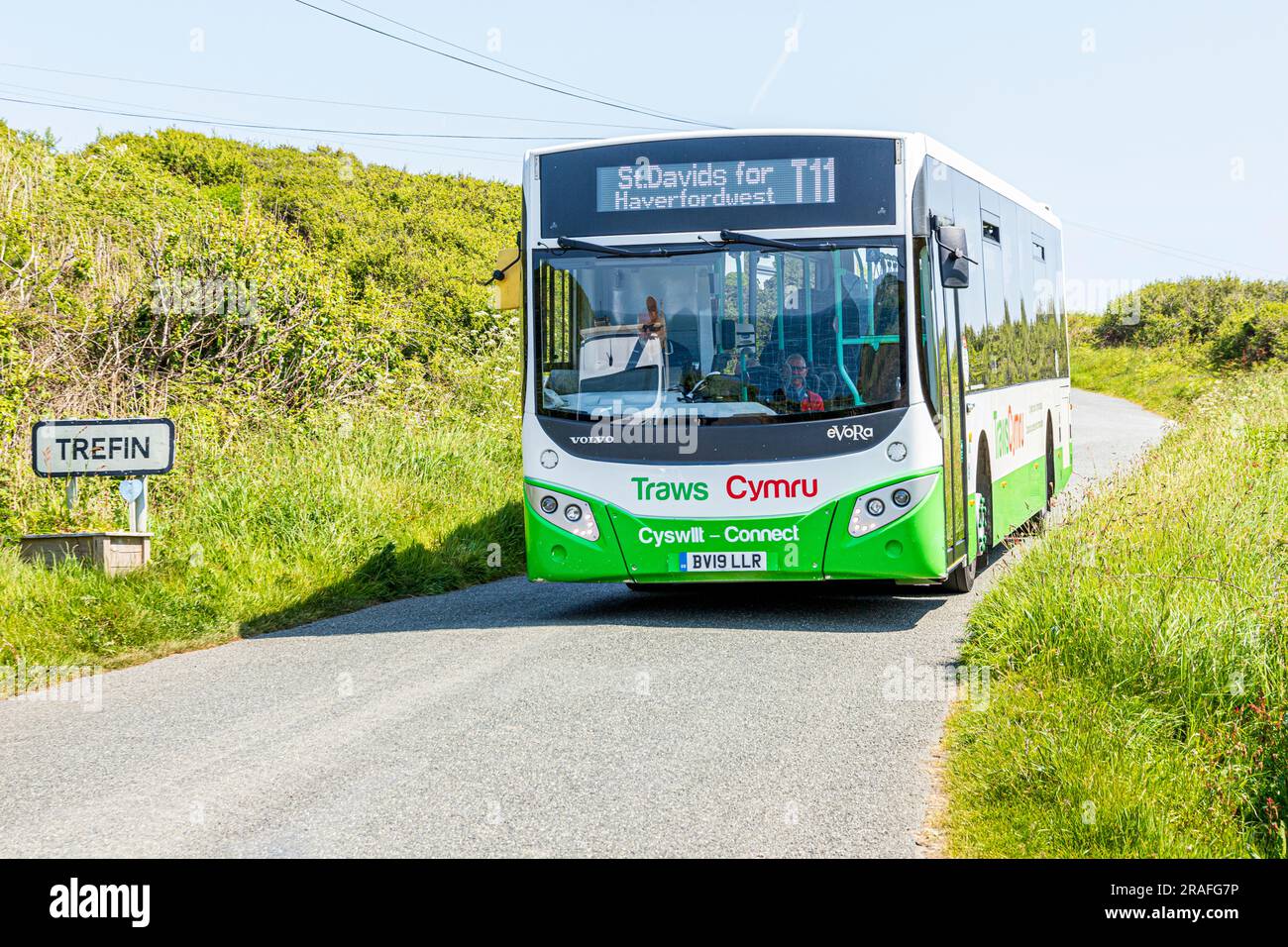 Il servizio di autobus TrawsCymru T11 da St Davids a Haverfordwest a Trefin (Trevine) nel Pembrokeshire Coast National Park, Galles, Regno Unito Foto Stock