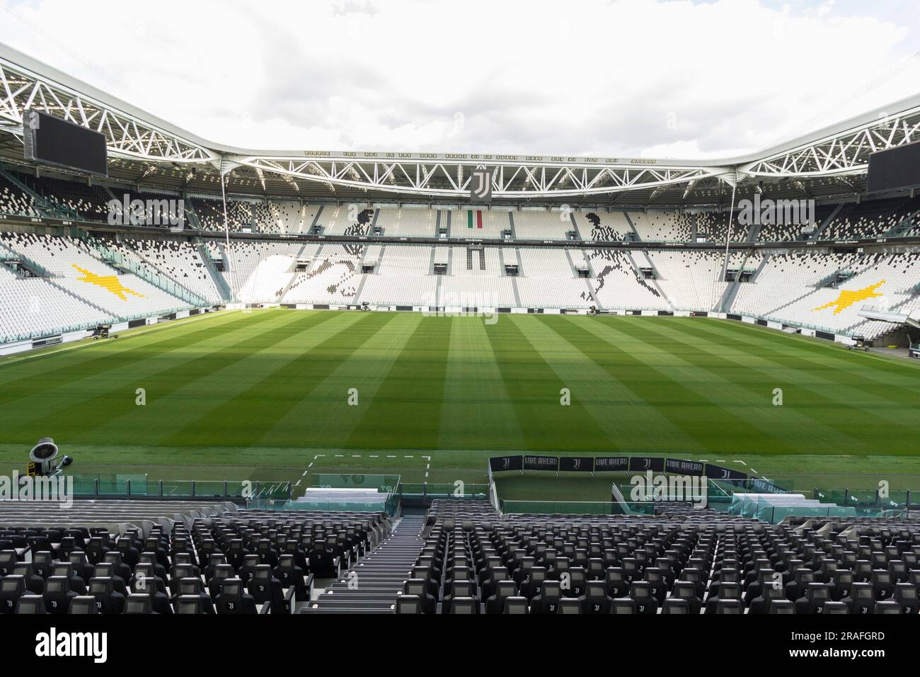 Vista interna dello stadio Juventus, chiamato Allianz Stadium, costruito nel 2010 circa. I 2 giocatori che hanno tirato le tribune sono Platini e Scirea. Foto Stock