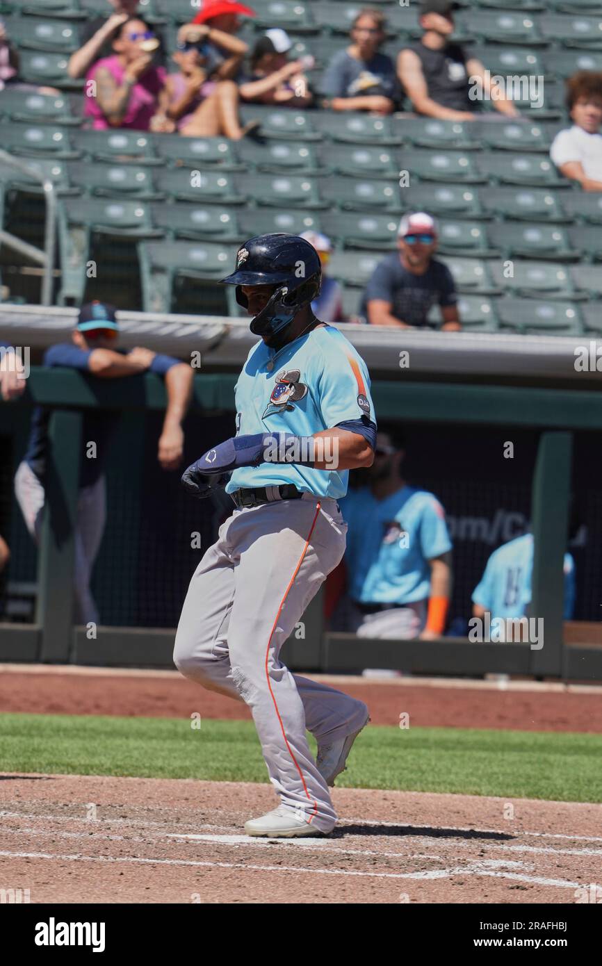 Salt Lake UT, Stati Uniti. 25 giugno 2023. La seconda base di Sugarland Pedro Leon (13) segna una corsa durante la partita con Sugar Land Space Cowboys e Salt Lake Bees tenutasi allo Smiths Field di Salt Lake Ut. (Immagine di credito: © David Seelig/Cal Sport Media). Credito: csm/Alamy Live News Foto Stock