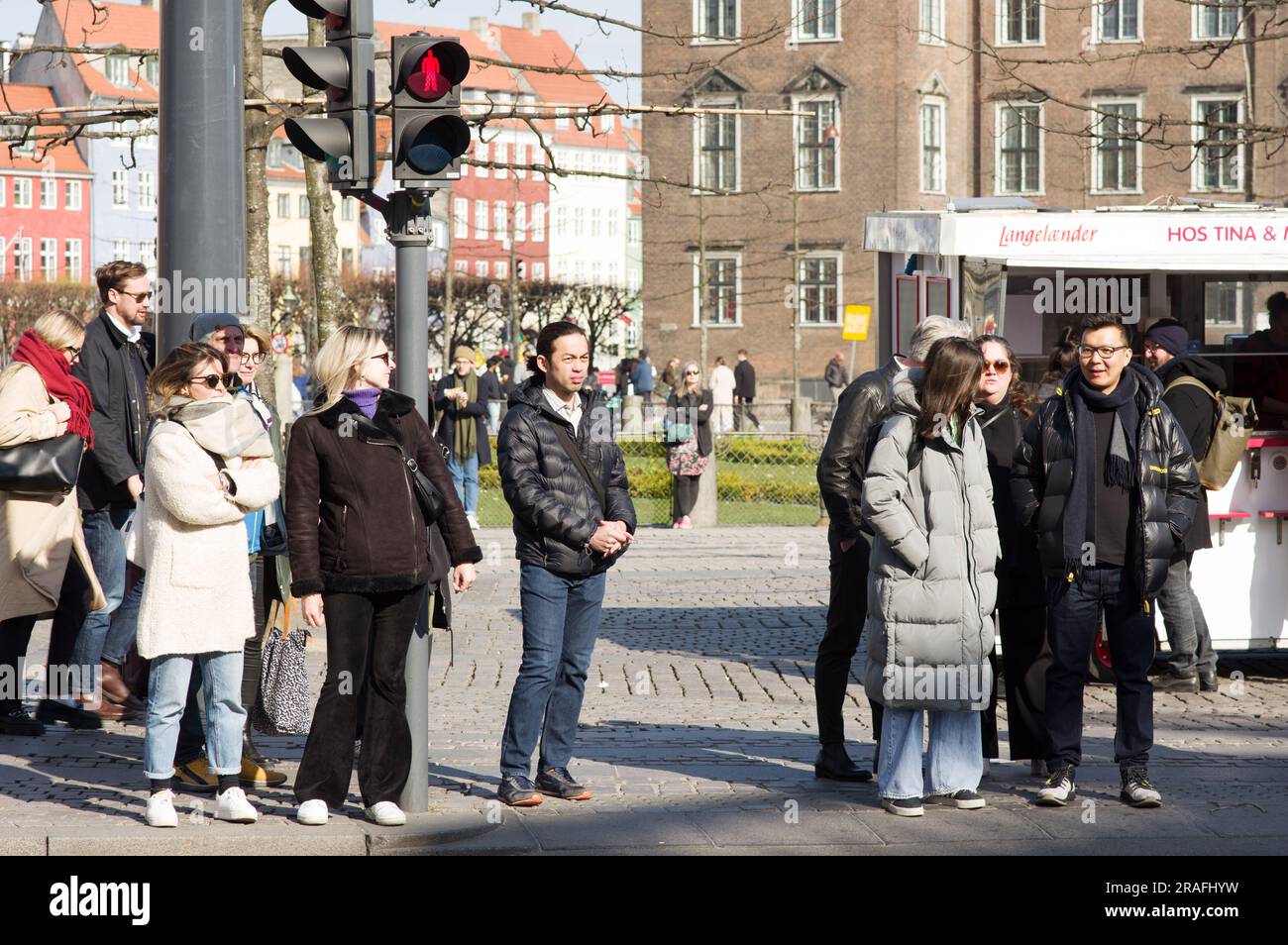 Copenaghen, Danimarca - 9 aprile 2023: La gente aspetta al semaforo rosso nel centro di Copenaghen Foto Stock