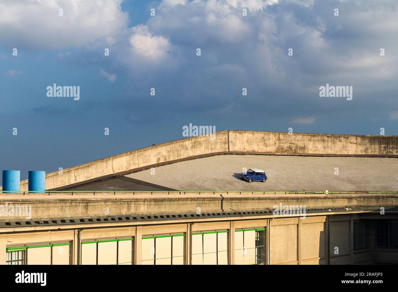 Una Mini Austin Cooper sulla pista di prova sul tetto del Lingotto Foto Stock
