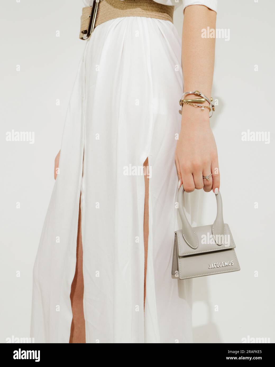 Mini borsa Jacquemus dallo stile elegante e modellata in studio Foto Stock