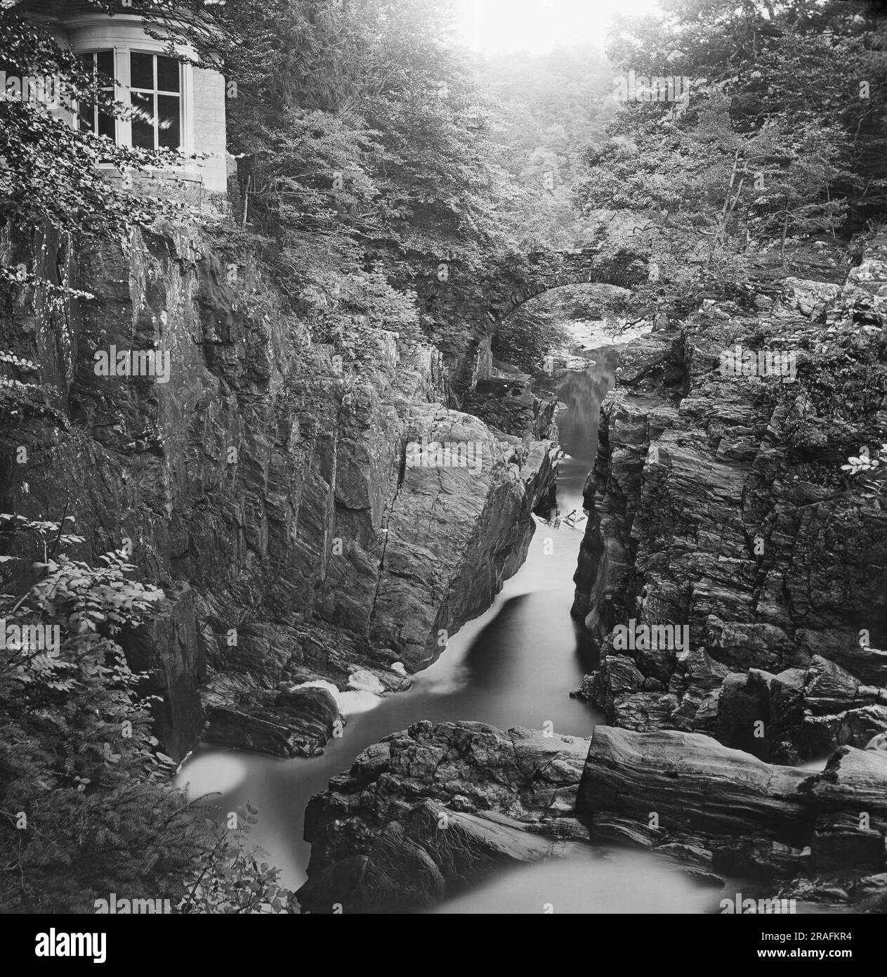 Hermitage Bridge a Dunkeld, Scozia - Pub. Di George Washington Wilson (G.W.W.) - Immagine da una lanterna di vetro antico slide (formato britannico) Foto Stock