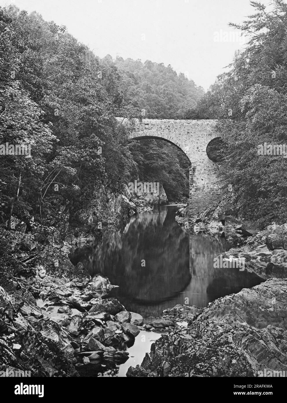 Il Ponte Vecchio di Garry, passo di Killiecrankie, Scozia - Pub. Di George Washington Wilson (G.W.W.) - Immagine di un'antica lanterna di vetro Foto Stock