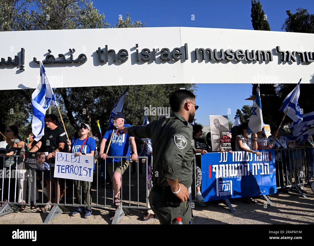 Gerusalemme, Israele. 3 luglio 2023. I manifestanti israeliani tengono un segno contro l'occupazione israeliana dei palestinesi al di fuori degli Stati Uniti Celebrazione del giorno dell'indipendenza dell'ambasciata presso il Museo israeliano di Gerusalemme, lunedì 3 luglio 2023. I manifestanti hanno chiesto all'America di smettere di finanziare le operazioni militari israeliane e hanno cantato che "la democrazia e l'occupazione non possono coesistere”. Foto di Debbie Hill/ Credit: UPI/Alamy Live News Foto Stock