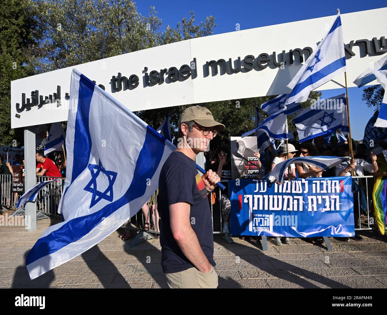 Gerusalemme, Israele. 3 luglio 2023. I manifestanti israeliani tengono un segno contro l'occupazione israeliana dei palestinesi al di fuori degli Stati Uniti Celebrazione del giorno dell'indipendenza dell'ambasciata presso il Museo israeliano di Gerusalemme, lunedì 3 luglio 2023. I manifestanti hanno chiesto all'America di smettere di finanziare le operazioni militari israeliane e hanno cantato che "la democrazia e l'occupazione non possono coesistere”. Foto di Debbie Hill/ Credit: UPI/Alamy Live News Foto Stock