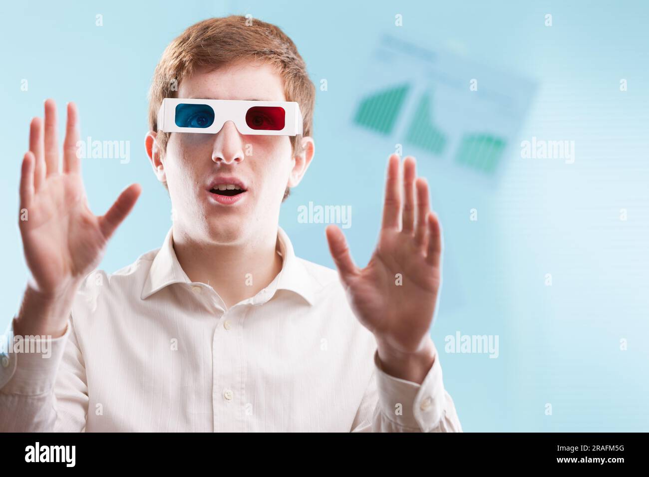 Gli elementi sfocati e nitidi consentono l'applicazione grafica. Un uomo che indossa occhiali 3D lavora nel suo spazio, con le mani che gestiscono nell'aria Foto Stock