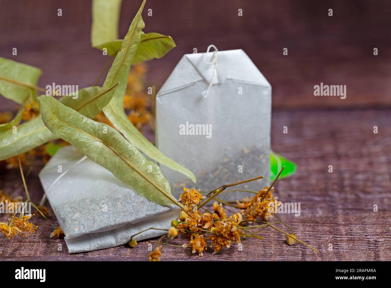 Fiori di lime essiccati e bustine di tè Foto Stock