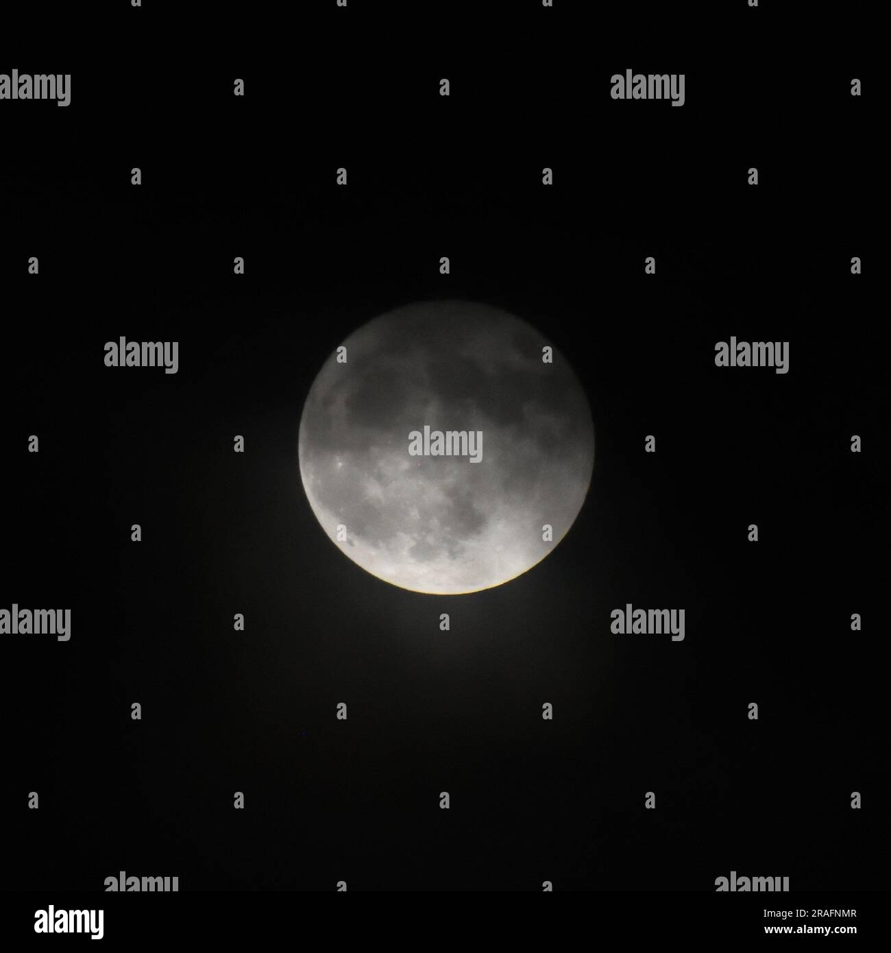 Kolkata, India. 3 luglio 2023. 3 luglio 2023, Calcutta, India. Prima superluna del 2023 vista nel cielo nuvoloso nel monsone, è anche chiamata Buck Moon. Oggi è la prima luna piena dopo il solstizio d'estate nel mese di Ashadha. Guru Purnima, che viene celebrato tra gli indù per onorare l'importanza degli insegnanti, il 3 luglio 2023, a Calcutta, in India. (Foto di Biswarup Ganguly/Eyepix Group). Crediti: Eyepix Group/Alamy Live News Foto Stock