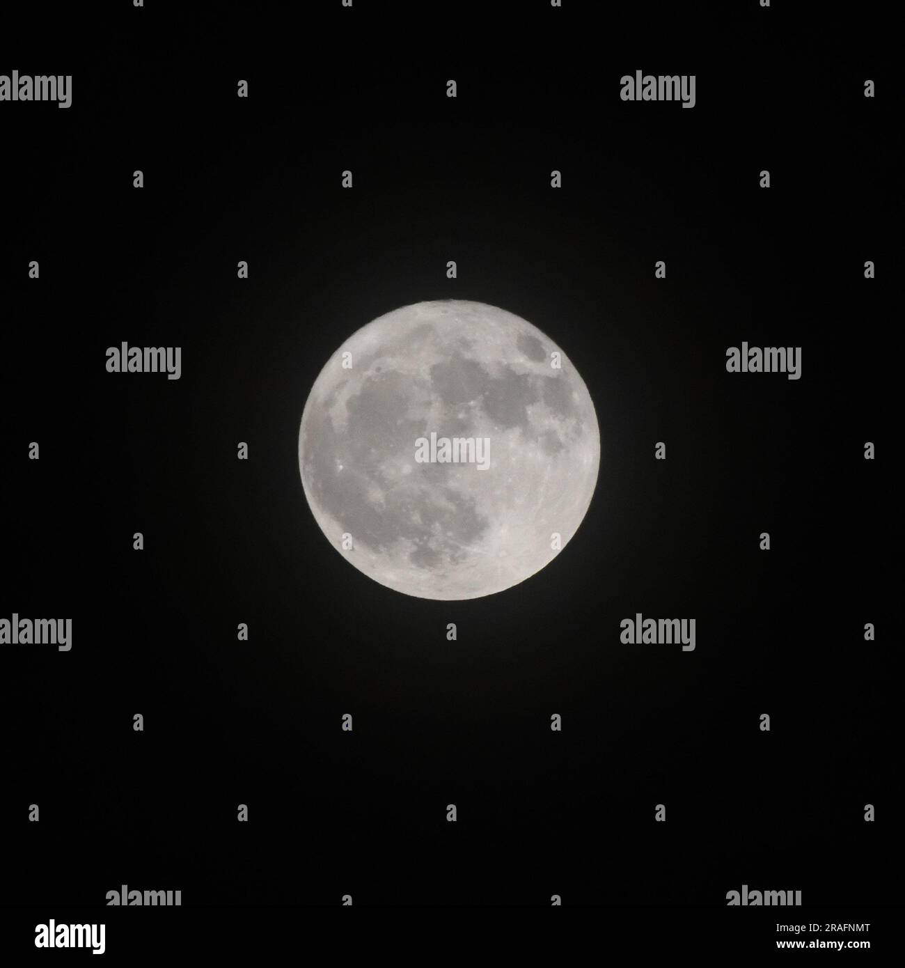 Kolkata, India. 3 luglio 2023. 3 luglio 2023, Calcutta, India. Prima superluna del 2023 vista nel cielo nuvoloso nel monsone, è anche chiamata Buck Moon. Oggi è la prima luna piena dopo il solstizio d'estate nel mese di Ashadha. Guru Purnima, che viene celebrato tra gli indù per onorare l'importanza degli insegnanti, il 3 luglio 2023, a Calcutta, in India. (Foto di Biswarup Ganguly/Eyepix Group). Crediti: Eyepix Group/Alamy Live News Foto Stock