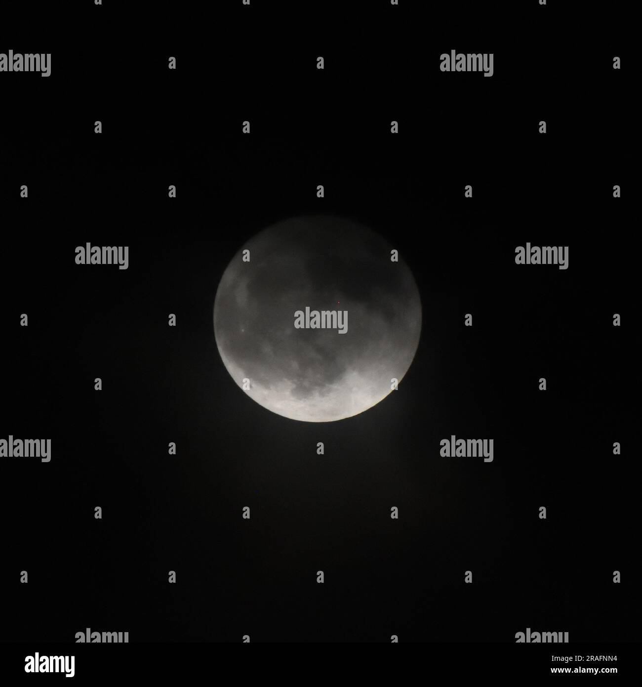 Kolkata, India. 3 luglio 2023. 3 luglio 2023, Calcutta, India. Prima superluna del 2023 vista nel cielo nuvoloso nel monsone, è anche chiamata Buck Moon. Oggi è la prima luna piena dopo il solstizio d'estate nel mese di Ashadha. Guru Purnima, che viene celebrato tra gli indù per onorare l'importanza degli insegnanti, il 3 luglio 2023, a Calcutta, in India. (Foto di Biswarup Ganguly/Eyepix Group). Crediti: Eyepix Group/Alamy Live News Foto Stock