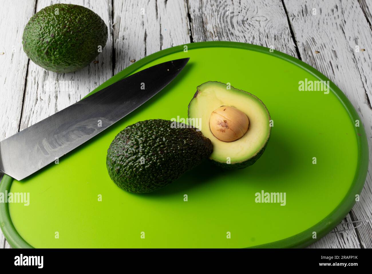 avocado tagliato su un tavolo Foto Stock
