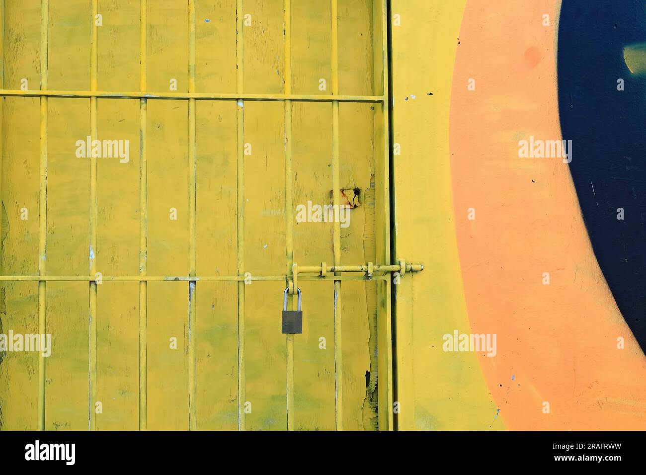 724 griglia di sicurezza per porta in legno giallo scheggiata sulla parete colorista lungo Queen Elizabeth Drive, Bondi Beach. Sydney-Australia. Foto Stock